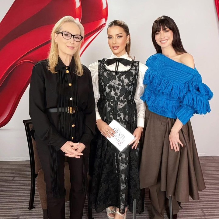 <p>Momen tersebut dibagikan langsung oleh Tasya melalui beberapa foto yang diunggah di akun Instagram pribadinya. Selebgram <em>fashion </em>dan <em>beauty</em> ini mengabadikan foto bertiga bersama Meryl Streep dan Anne Hathaway.&nbsp;(Foto: Instagram @tasyafarasya)</p>