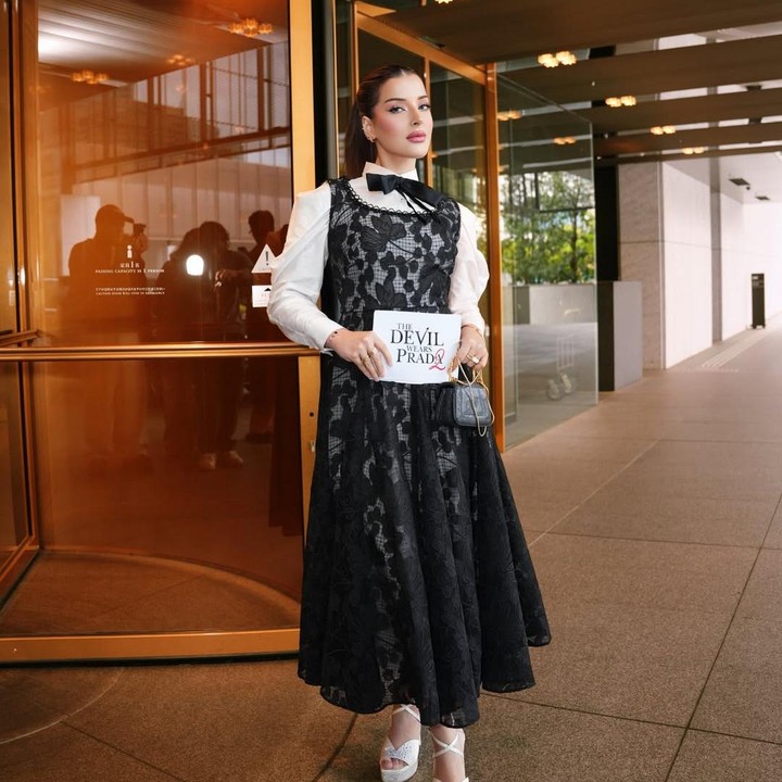 <p>Tasya tampil menawan mengenakan kemeja putih dengan <em>outer dress</em> berwarna hitam motif bunga-bunga transparan. Pesonanya yang cantik berhasil mencuri perhatian publik, Bunda.&nbsp;(Foto: Instagram @tasyafarasya)</p>