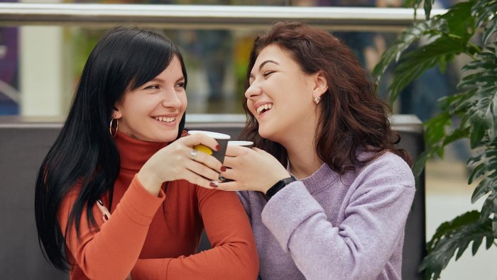 5 Ciri Kepribadian Orang yang Suka Tertawa pada Candaan Sendiri
