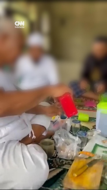 Viral Warga Minum Oli Bergilir di Makassar
