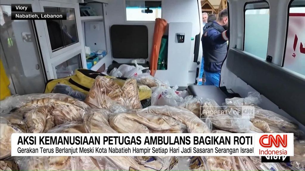 VIDEO: Aksi Kemanusiaan Petugas Ambulans Bagikan Roti