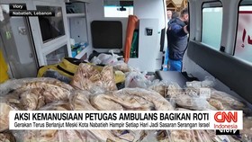 VIDEO: Aksi Kemanusiaan Petugas Ambulans Bagikan Roti