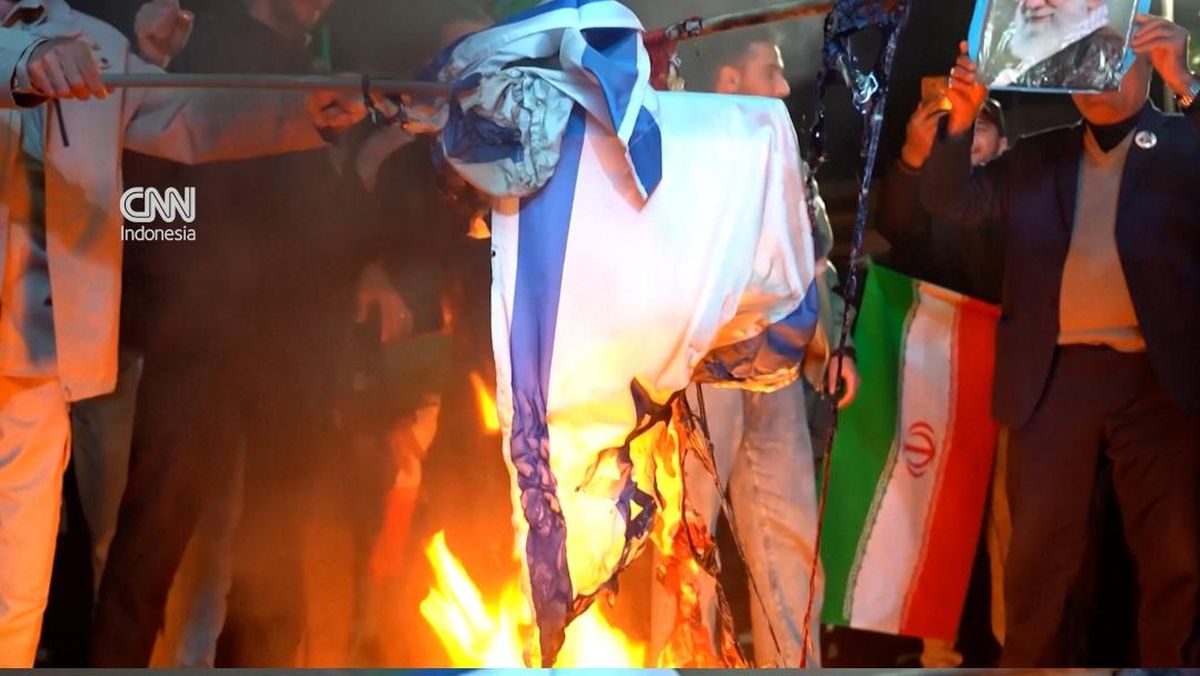 Warga Iran Bakar Bendera AS dan Israel Rayakan Gencatan Senjata 2026