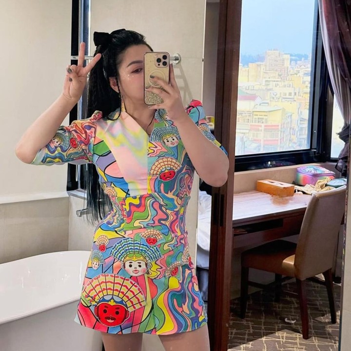 <p>Penampilan penyanyi Vicky Shu belakangan ini kembali menjadi sorotan publik. Perempuan berusia 38 tahun ini terlihat jauh lebih ramping setelah berhasil menurunkan berat badannya hingga mencapai 66 kg, Bunda. (Foto: Instagram @vickyshu)</p>