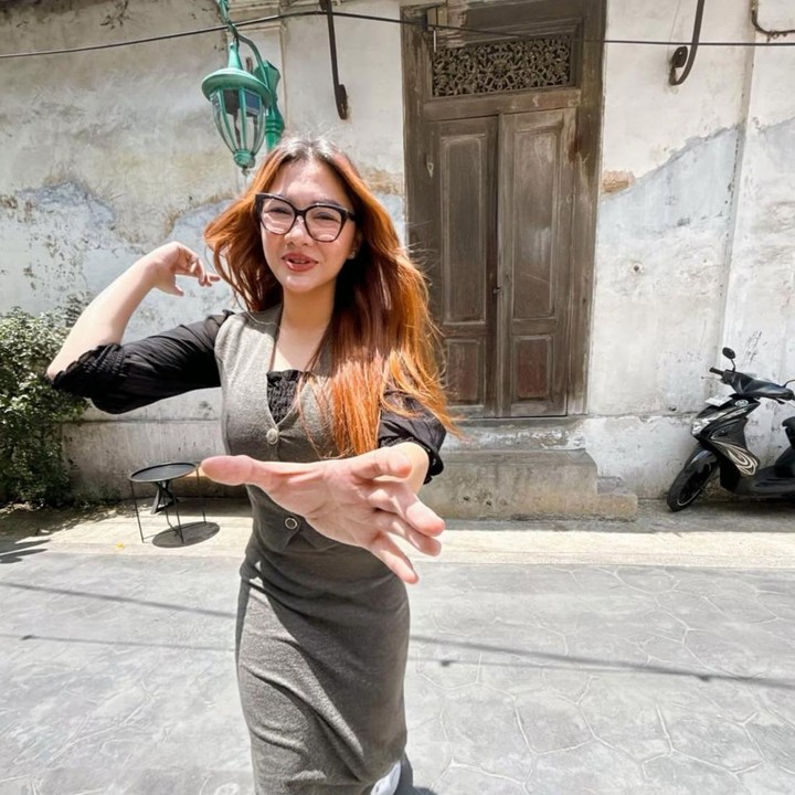 <p>Saat difoto oleh sang anak, Abimanyu, Vicky kini tampil begitu <em>fresh</em>, Bunda. Ia pun terlihat semakin percaya diri mengenakan <em>dress</em> yang mengikuti lekuk tubuhnya. (Foto: Instagram @vickyshu)</p>