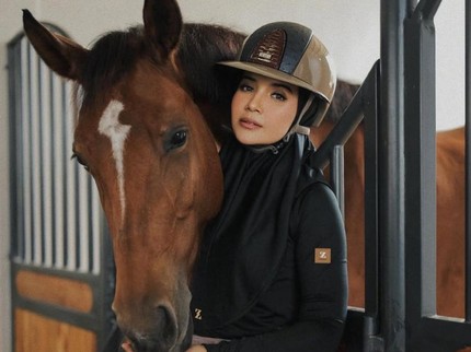 Zaskia Sungkar Kembali Berkuda usai Sebulan Melahirkan Baby Urwah