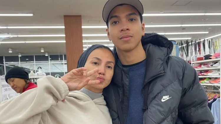 5 Potret Alfath Anak Wanda Hamidah yang Kini Kuliah di Paris