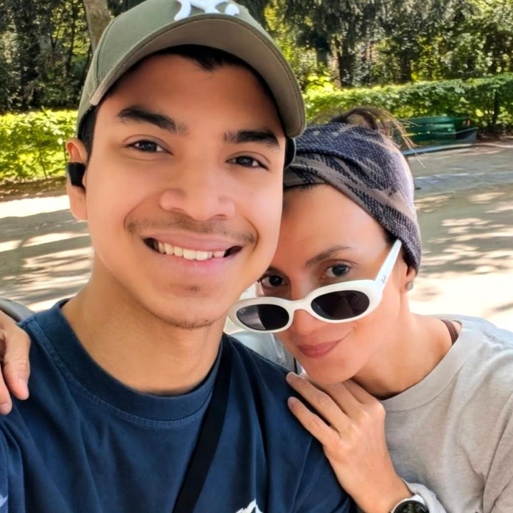 <p>Berbeda dengan sang kakak, Noor Shalima, yang merupakan lulusan Universitas Gadjah Mada (UGM), Alfath rupanya kini tengah menempuh kuliahnya di Paris. Hal ini diungkapkan langsung oleh Wanda ketika mengunjungi sang putra di luar negeri. "<em>Alhamdulillah</em> akhirnya bisa nengokin anak Lanang yang sedang menimba ilmu di AIESEC Paris (meneruskan program int di ITB, selama setahun). Mari jadikan dua hari terbaik di Paris bersama ibu! <em>@alfathhakim</em>," tulis Wanda, dikutip dari akun Instagram @alfathhakim. (Foto: Instagram @wandahamidahbsa)</p>