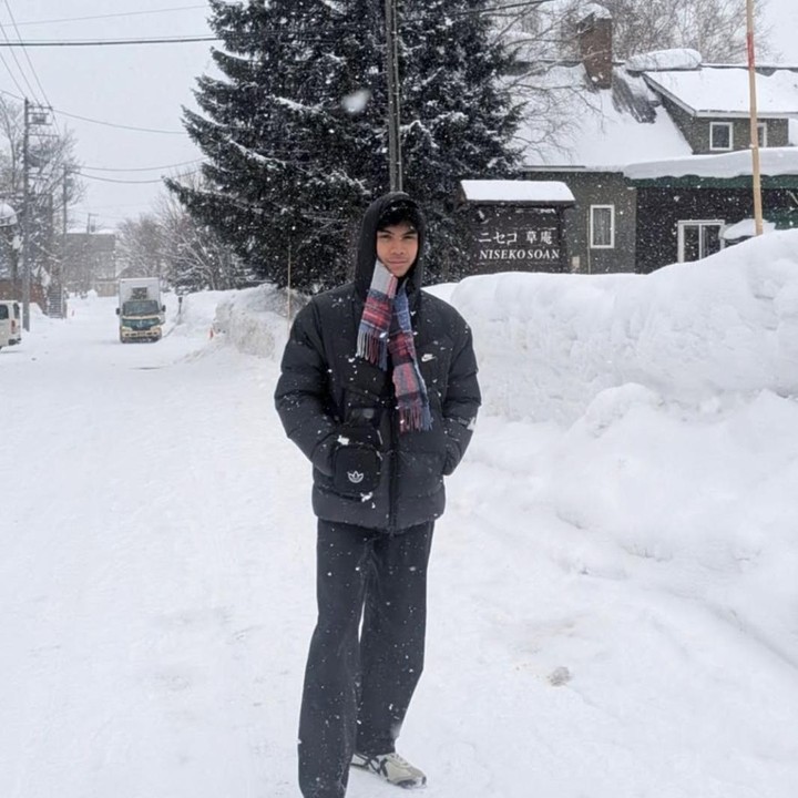 <p>Mengintip dari beberapa unggahan di Instagram, Wanda pun tak jarang membagikan potret keseharian sang putra. Seperti terlihat pada foto ini, Alfath terlihat tengah menikmati salju saat berada di luar negeri, Bunda. (Foto: Instagram @wandahamidahbsa)</p>