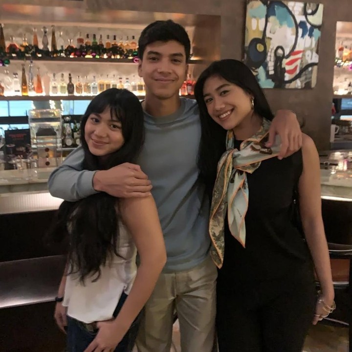 <p>Tidak hanya dekat dengan sang Bunda, Alfath juga menjalin hubungan yang begitu akrab dengan kedua saudara kandungnya, Noor Shalima dan Aleyda Nashia. Dalam foto ini, terlihat Alfath berpose dengan merangkul kedua saudaranya. (Foto: Instagram @alfathhakim)</p>