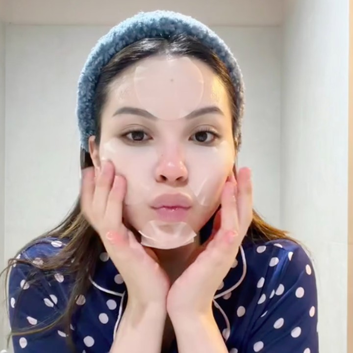 <p>Langkah selanjutnya dari<em> skincare routine</em> Alyssa adalah mengaplikasikan toner bebas alkohol yang mengandung Centella. Toner ini biasanya digunakan untuk menenangkan kulit yang iritasi dan kemerahan serta dapat menjaga <em>skin barrier.</em> (Foto: TikTok @alyssadag1)</p>