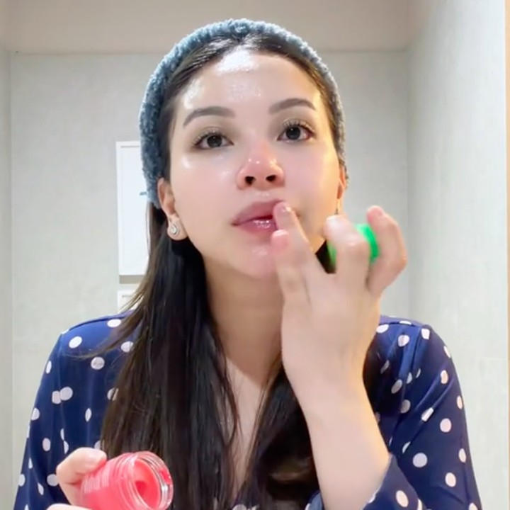 <p>Alyssa juga tak lupa menggunakan krim sebagai <em>moisturizer</em> atau pelembap wajah yang berfungsi untuk menghidrasi kulit dan memperkuat <em>skin barrier</em> selama hamil. Setelah itu, Alyssa menutup <em>skincare routine</em> wajahnya dengan mengaplikasikan<em> lip mask</em> di area bibir. (Foto: TikTok @alyssadag1)</p>