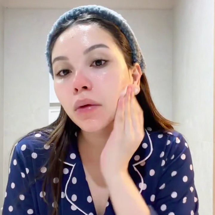 <p>Alyssa memulai <em>skincare routine</em>-nya dengan membersihkan wajah atau melakukan<em> double cleansing</em>. Istri Al Ghazali ini membersihkan wajahnya secara perlahan dan menyeluruh dengan <em>cleansing oil</em>. Rutinitas <em>double cleansing</em> lalu ditutup dengan membasuh wajah dengan air dan mengeringkannya dengan handuk bersih. (Foto: TikTok @alyssadag1)</p>
