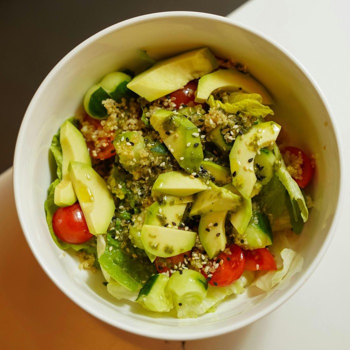 Avocado salad bisa menjadi salah satu rekomendasi olahan alpukat yang enak dan sehat