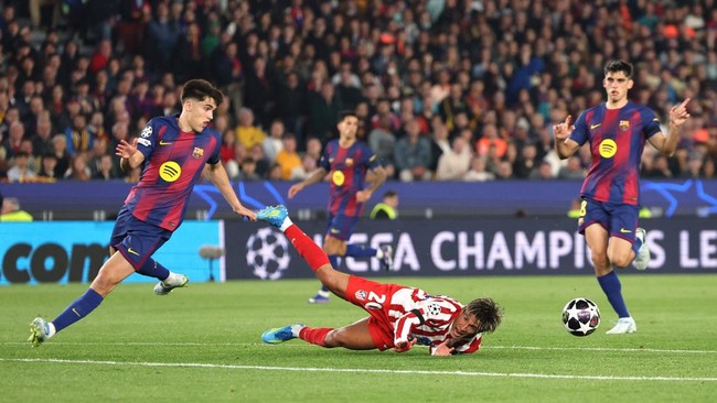 Barcelona menelan kekalahan 0-2 dari Atletico Madrid di Camp Nou. Kartu merah Pau Cubarsi jadi faktor penting di balik kekalahan tersebut.