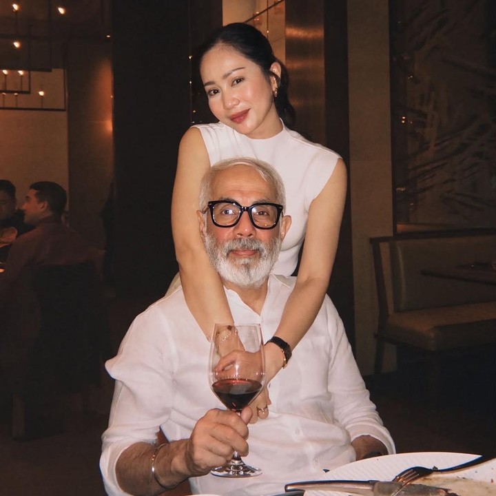 <p>Pada perayaan ulang tahun Sukhdev Singh tahun lalu, Bunga juga sempat mengunggah momen saat makan malam romantis bersama sang suami. Perempuan kelahiran Jakarta ini mengaku beruntung bisa menikah dengan pria yang tepat untuk menjadi suami dan ayah dari anak-anaknya. "Hi suamiku. Betapa beruntungnya aku punya kamu, suami yang baik &amp; bertanggung jawab, Bapak yang luar biasa untuk anak anak," tulis Bunga. (Foto: Instagram @bungazainal05)</p>