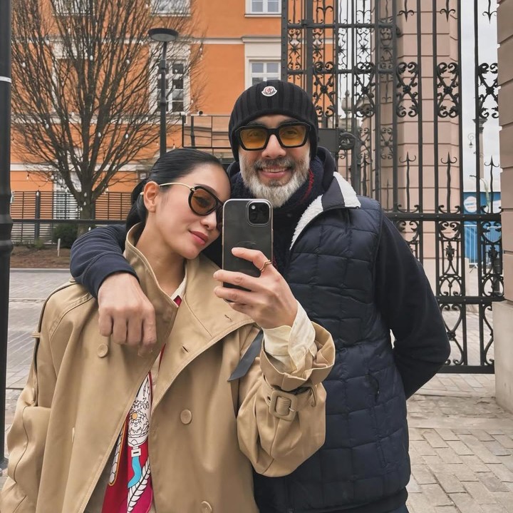 <p>Bunga pun sering membagikan potret kebersamaannya dengan sang suami yang berprofesi sebagai pengusaha di media sosial Instagram. Perempuan 39 tahun ini juga kerap mengunggah momen romantis saat <em>traveling</em> bersama suaminya. Baru-baru ini, Bunga mengunggah potret dengan Sukhdev Singh saat liburan ke Polandia. (Foto: Instagram @bungazainal05)</p>