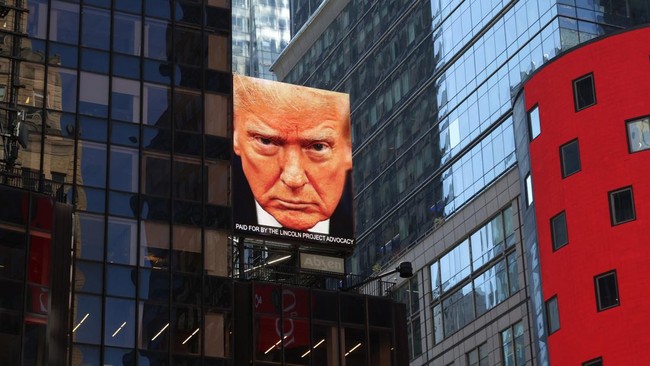 Donald Trump membanjiri media sosial dengan teori konspirasi dan meme kontroversial. Hal itu menimbulkan kecurigaan atas kestabilan kesehatan mentalnya.