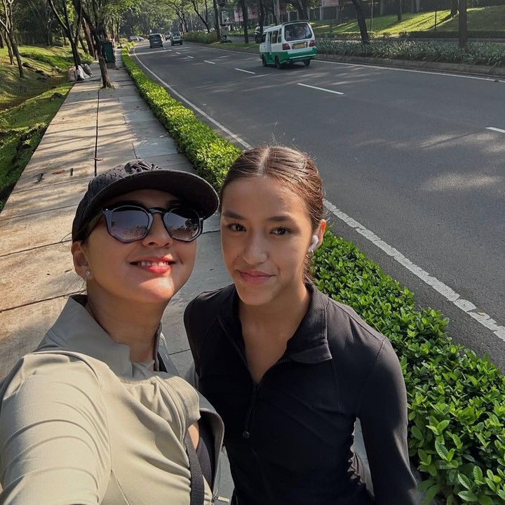 <p>Donna Agnesia memiliki anak bungsu perempuan bernama Quinesha Sabrina Sinathrya. Sang putri yang kini beranjak remaja, tampaknya memiliki hobi yang mirip dengan ibunda. Keduanya pun sering melakukan aktivitas bersama, seperti olahraga jalan kaki. &ldquo;Jalan pagi bersama Chubbyna,&rdquo; tulis Donna, dikutip dari laman Instagram <em>@dagnesia.</em>&nbsp;&nbsp;(Foto: Instagram @dagnesia)</p>