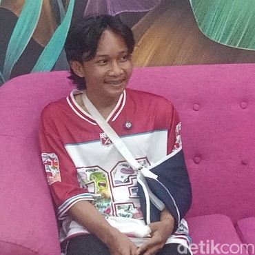 Tulang Tangan Bergeser, Fajar Sadboy Ceritakan Kronologi Kecelakaan Motor