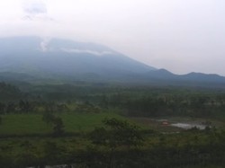 Gunung Semeru Kembali Luncurkan Awan Panas 2,5 Km