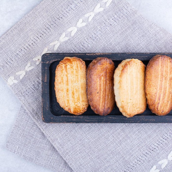 Butter Tteok ada yang memiliki bentuk serupa dengan Madeleine, kudapan manis ala Prancis