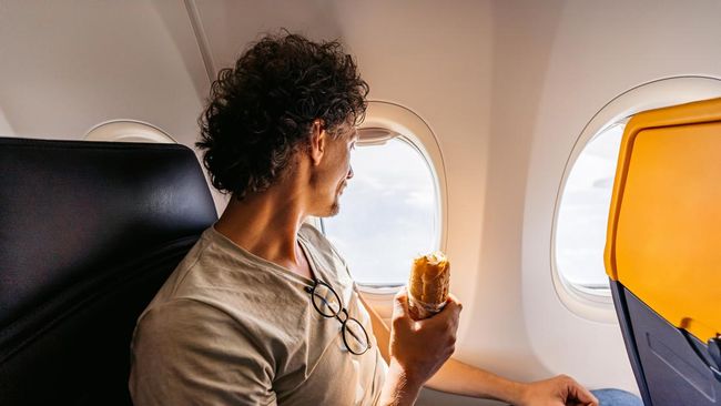 Maskapai umumnya sudah menyediakan makanan, tapi pramugari ini justru menyarankan penumpang membawa bekalnya sendiri. Kenapa?
