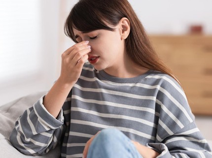 6 Hal yang Bisa Diungkap dari kebiasaan Orang Bicara Sambil Menyentuh Hidung