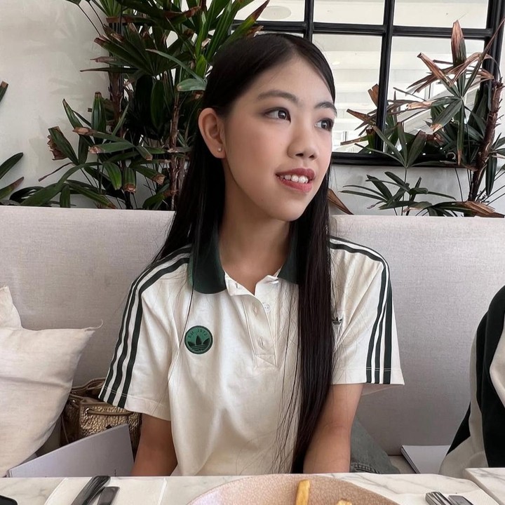 <p><em>Influencer</em> muda bernama Mischka Aoki kembali membagikan kabar membanggakan, Bunda. Baru-baru ini, Mischka berhasil diterima di dua kampus paling bergengsi di dunia, yaitu University of Oxford dan Stanford University. (Foto: Instagram @mischkakeiaaoki)</p>