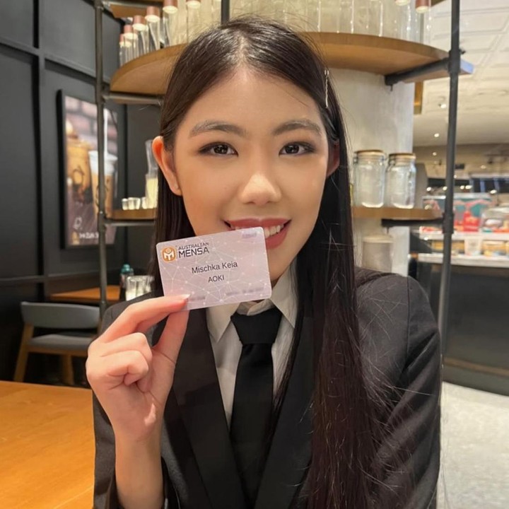 <p>Menjadi salah satu kebanggaan Tanah Air, Mischka rupanya pernah terpilih untuk bergabung dengan komunitas orang-orang jenius di dunia, yakni Australian Mensa, pada Desember 2025. "Kartunya akhirnya sampai! Resmi bergabung dengan <em>@australianmensa</em>," kata Mischka. (Foto: Instagram @mischkakeiaaoki)</p>