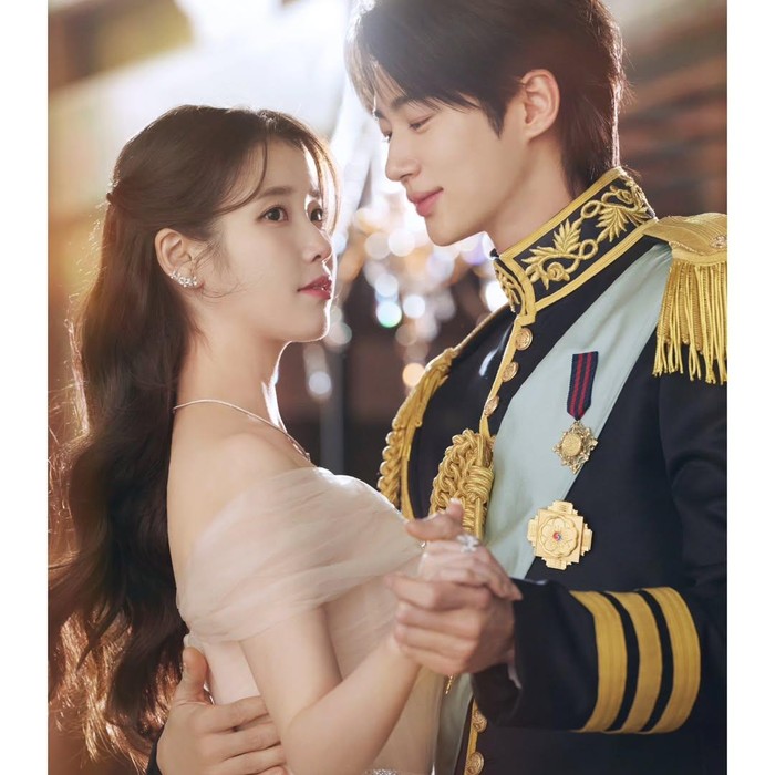 IU dan Byeon Woo Seok saat membintangi drama Korea Perfect Crown