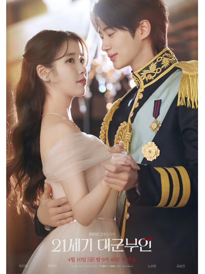 IU dan Byeon Woo Seok saat membintangi drama Korea Perfect Crown
