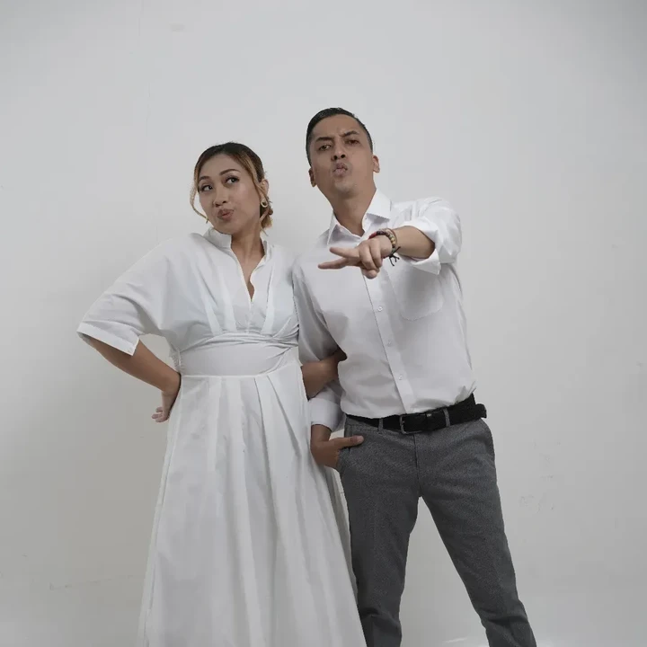 <p>Kamal juga pernah membagikan potretnya bersama sang istri saat ulang tahun pernikahan. Potret romantis ini dibagikannya saat <em>wedding anniversary</em> ke-6 pada Oktober tahun 2024. "Enggak nyangka udah 6 tahun. Rasa-rasanya kayak 5 tahun 12 bulan," tulisnya di unggahan ini. (Foto: Instagram @kamal_rasyid)</p>