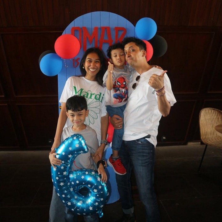 <p>Kamal diketahui sudah menikah dengan perempuan bernama Rury A. Ikasari sekitar tujuh tahun lalu. Pasangan ini telah dikaruniai dua orang anak, Bunda. Di luar urusan pekerjaan, Kamal termasuk jarang membagikan momen kebersamaan dengan istri dan dua anaknya. (Foto: Instagram @kamal_rasyid)</p>