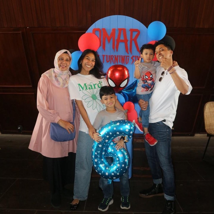 <p>Acara perayaan ulang tahun anak pertama Kamal ini tampaknya dilangsungkan secara sederhana dan hanya dihadiri oleh keluarga saja, Bunda. Meski sederhana, perayaan ini menjadi momen tak terlupakan bagi Si Kecil. (Foto: Instagram @kamal_rasyid)</p>