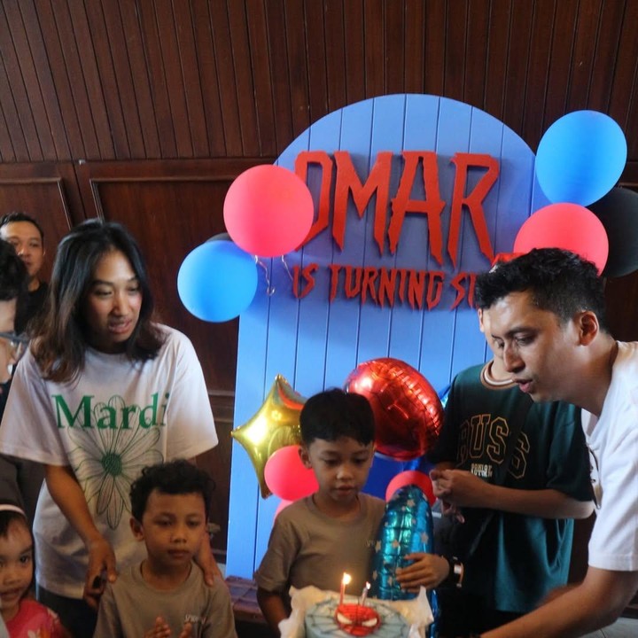<p>Baru-baru ini, Kamal mengunggah potret kebersamannya dengan keluarga di Instagram. Momen spesial ini dibagikan oleh sang istri saat mengadakan acara perayaan ulang tahun anak pertama mereka yang bernama Omar. "<em>Omar is turning Six... six six sibatumanikam</em>," tulis Rury. (Foto: Instagram @kamal_rasyid)</p>