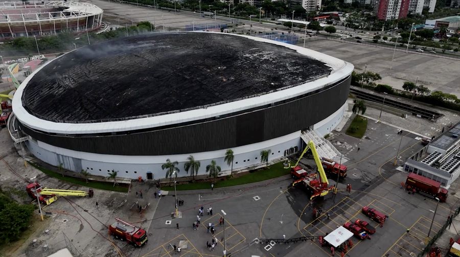 Sebuah tayangan drone menunjukkan kerusakan Velodrome setelah kebakaran di taman Olimpiade, nan digunakan untuk Olimpiade Rio 2016 di Rio de Janeiro, Brasil, 8 April 2026. (REUTERS/Pilar Olivares)
