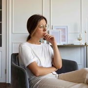 5 Ciri Kepribadian Orang yang Memilih Diam saat Marah