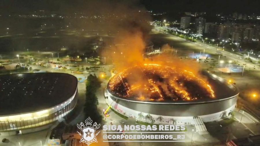 Sebuah tayangan drone menunjukkan kerusakan Velodrome setelah kebakaran di taman Olimpiade, nan digunakan untuk Olimpiade Rio 2016 di Rio de Janeiro, Brasil, 8 April 2026. (REUTERS/Pilar Olivares)