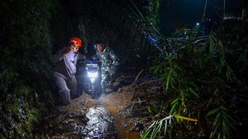 Longsor Dahsyat di Cadas Pangeran Sumedang: Akses Bandung-Cirebon Terhenti Total
