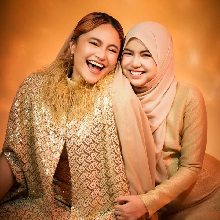 <p>Marshanda juga memiliki anak perempuan yang telah beranjak remaja dari pernikahannya dengan Ben Kasyafani, ia adalah Sienna Ameerah Kasyafani. Lantaran kini tinggal bareng, sang artis pun semakin sering menghabiskan waktu bersama putrinya. Bahkan, baru-baru ini keduanya melakukan pemotretan dalam rangka menyambut&nbsp;Idul Fitri.&nbsp;(Foto: Instagram @marshanda99)</p>