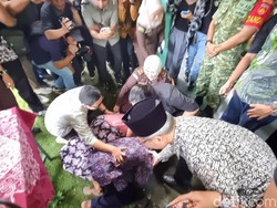 Sujud Syukur Mbah Tupon Usai 2 Sertifikat Tanah Dikembalikan