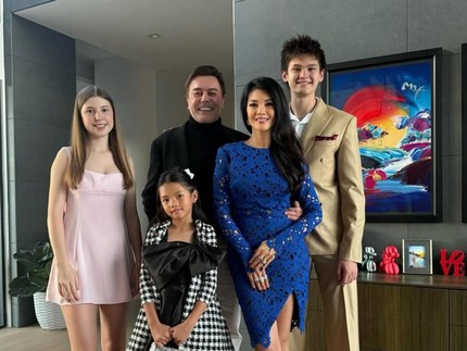 Momen Ultah Farah Quinn Rayakan Bareng Suami Bule & Tiga Anak di AS