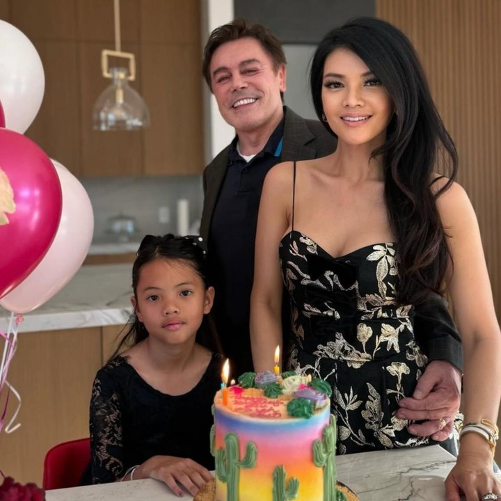 <p>Farah mengunggah momen bahagia ini lewat akun Instagram pribadinya. Dalam salah satu foto, terlihat ia berpose bareng sang suami dan putri kecilnya, Amaira. Di hari spesialnya, tampak kue ulang tahun serta balon sebagai pemanis di hari ulang tahunnya. (Foto: Instagram @farahquinnofficial)</p>