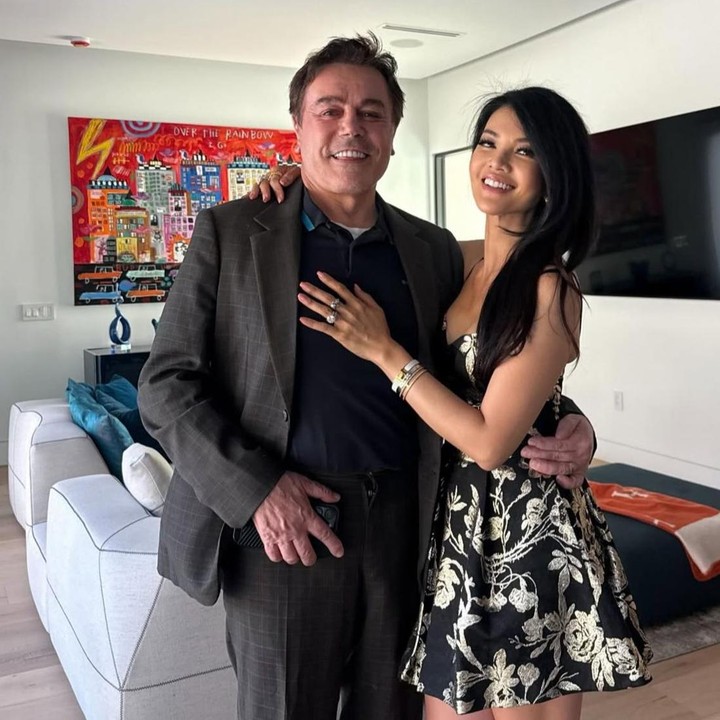 <p>Tak lengkap rasanya jika momen spesial ini tidak diabadikan dalam foto bersama sang suami. Meski hanya dirayakan sederhana di rumah, Farah tetap tampil anggun mengenakan <em>dress</em> bunga berwarna hitam dengan corak putih, sementara sang suami tampil rapi dengan setelan jas. (Foto: Instagram @farahquinnofficial)</p>