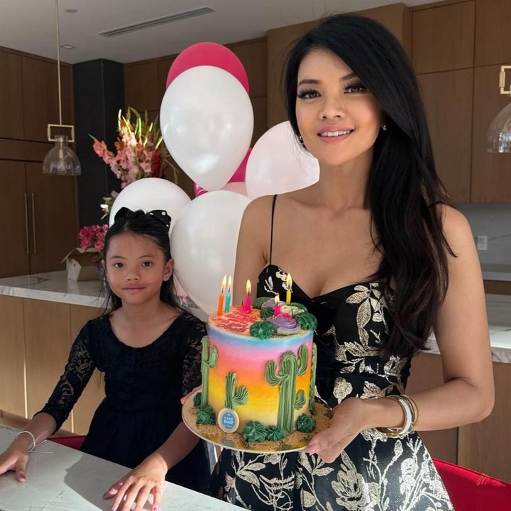 <p>Farah mengungkapkan rasa syukurnya atas kasih sayang yang ia dapatkan dari suami dan anak-anaknya, Bunda. "Bertambah usia satu tahun lagi, satu tahun lagi penuh berkah. Hatiku dipenuhi rasa syukur atas suamiku yang luar biasa, anak-anakku yang cantik, dan kasih sayang keluarga serta teman-teman yang mengelilingiku setiap hari," ungkap Farah. (Foto: Instagram @farahquinnofficial)</p>