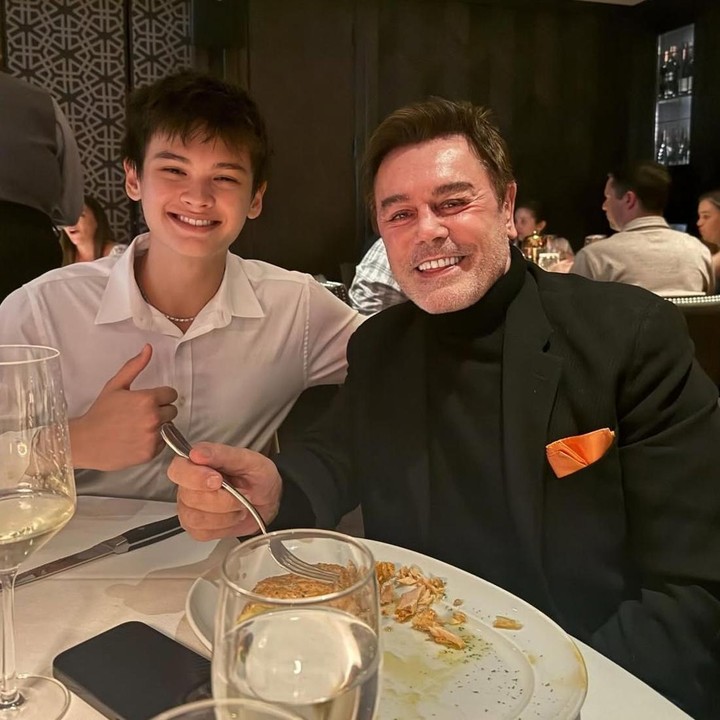 <p>Setelah merayakan di rumah, mereka melanjutkan acara dengan makan malam bersama. Pada foto ini, terlihat momen kebersamaan antara Charles dengan putranya, Armand. (Foto: Instagram @farahquinnofficial)</p>