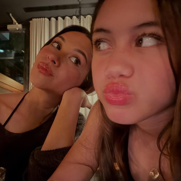 <p>Nana Mirdad dan Andrew White memiliki dua anak yang kini telah beranjak remaja, salah satunya adalah anak perempuan yang bernama Sarah Deana White. Nana pun kerap mengabadikan momen bersama putrinya yang berusia 14 tahun itu. Bahkan, ia kerap menuliskan kata-kata menyentuh untuknya. &ldquo;Putriku akan selalu mengingat kisah-kisahku tentang kegagalan, rasa malu, dan keberhasilan. Dia akan tahu bahwa dia tidak sendirian di padang gurun ini. Bahwa tumbuh menjadi perempuan dewasa itu tidak mudah, tetapi dia akan sampai di sana. Karena aku akan berada di sisinya, mencintainya tanpa syarat dan membimbingnya melalui setiap suka dan duka. Di hari-hari tersulitnya, dia selalu bisa mengandalkanku,&rdquo; tulis Nana, dikutip dari laman Instagram <em>@nanamirdad_</em>, Kamis (9/4/2026). (Foto: Instagram @nanamirdad_)</p>