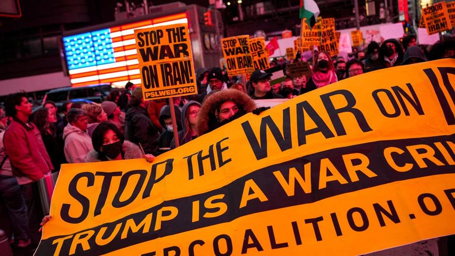 Seorang demonstran membawa potret mendiang Pemimpin Tertinggi Iran Ayatollah Ali Khamenei selama protes menentang tindakan militer di Iran dekat Gedung Putih di Washington, D.C., AS, 8 April 2026. (REUTERS/Evelyn Hockstein)