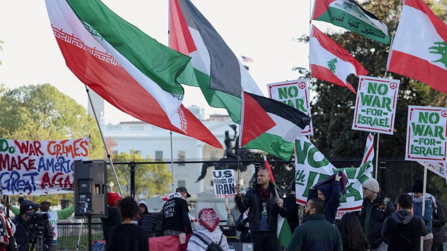 Seorang demonstran membawa potret mendiang Pemimpin Tertinggi Iran Ayatollah Ali Khamenei selama protes menentang tindakan militer di Iran dekat Gedung Putih di Washington, D.C., AS, 8 April 2026. (REUTERS/Evelyn Hockstein)